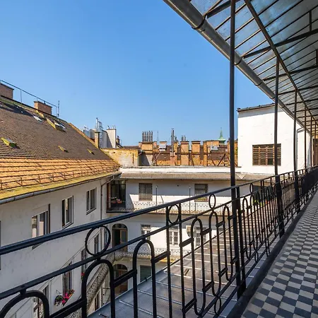 Kalvin Square Executive Signature Apartment *